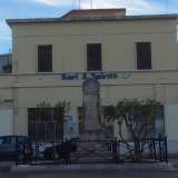 La stazione di Santo Spirito e il monumento ai caduti locali della Grande Guerra